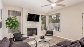 Una Smart TV, una chimenea