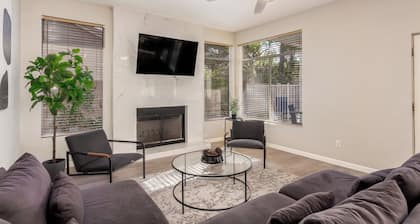 Luxurious 6-Bedroom, 3 bathroom with Heated Pool SLEEPS 18!