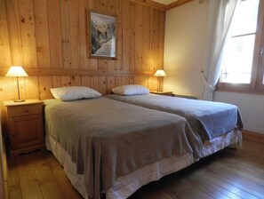 2 Schlafzimmer, Schreibtisch, Bügeleisen/Bügelbrett, Reisekinderbett
