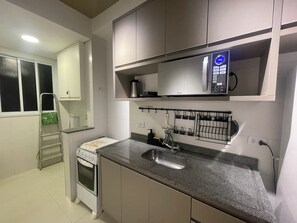 Geladeira, micro-ondas, fogão, cooktop