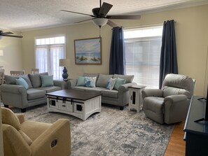 Smart TV - Cozy home within walking distance to the beach. Golf cart available for x-fee (Surfside Beach)