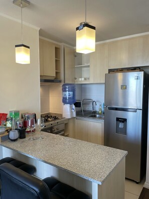 Kjøleskap, ovn, kokeplater og oppvaskmaskin