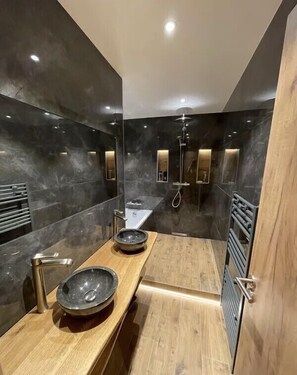 Combined shower/bathtub