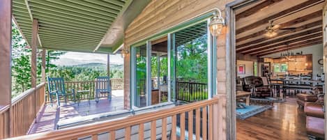 Studio (3 Bedrooms) | Property amenity