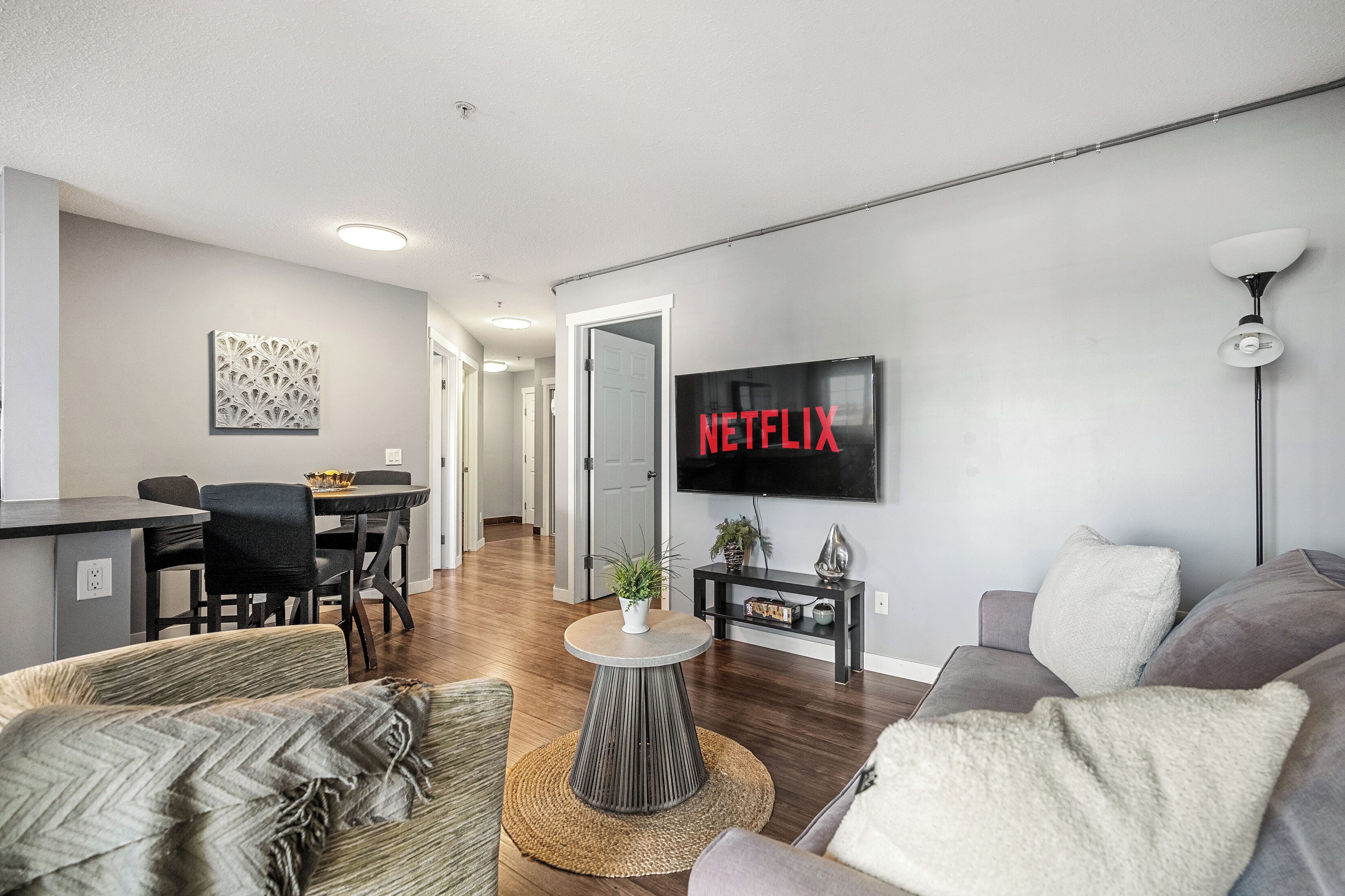 Smart TV, Netflix, servicios de streaming y oficina 