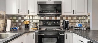 3 Beds (Queen) Free Underground Parking, AC, Riverwalk, Saddledome, 2 bedrooms