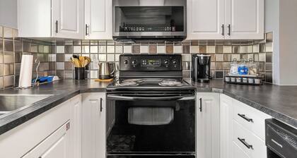 3 Beds (Queen) Free Underground Parking, AC, Riverwalk, Saddledome, 2 bedrooms