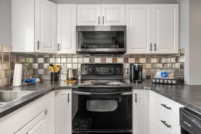 3 Beds (Queen) Free Underground Parking, AC, Riverwalk, Saddledome, 2 bedrooms