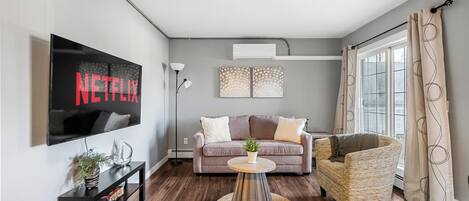 Una Smart TV, Netflix, servicios de streaming, una oficina