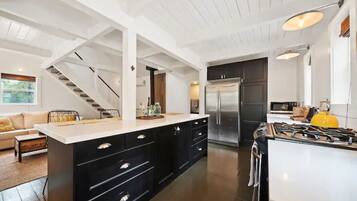 Kjøleskap, mikrobølgeovn, ovn og kokeplater