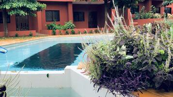 Una piscina al aire libre