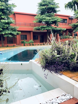 Una piscina al aire libre