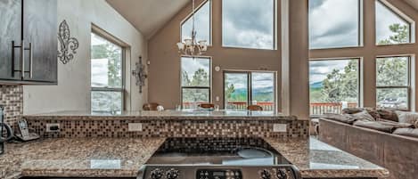 Maison, plusieurs lits, cheminée, vue fleuve | Cuisine privée