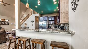 Rumah, Beberapa Tempat Tidur, perapian, pemandangan sungai | Dapur pribadi | Lemari es, microwave, oven, dan kompor