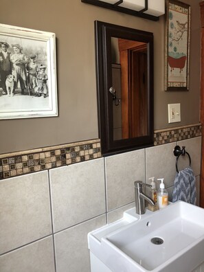 Chuveiro/banheira combinados, secador de cabelo, toalhas de banho 