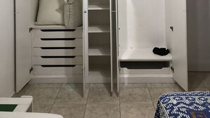 A bedroom with a wardrobe, a bed, and a ceiling fan. - Apt Pitangueiras 3 bedrooms 3 bathrooms Stunning sea view. (SP)