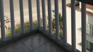 A balcony with a view of the beach and ocean. - Apt Pitangueiras 3 bedrooms 3 bathrooms Stunning sea view. (SP)