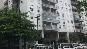 A multi-story residential building with balconies and air conditioning units. - Apt Pitangueiras 3 bedrooms 3 bathrooms Stunning sea view. (SP)