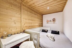 1 chambre, lit parapluie, draps fournis