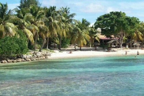 Independent bedroom with private bathroom. Saint-Francois - beach access 300 m away