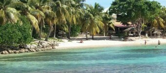 Independent bedroom with private bathroom. Saint-Francois - beach access 300 m away