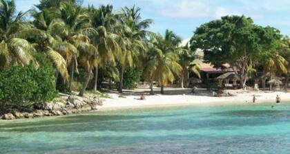 Independent bedroom with private bathroom. Saint-Francois - beach access 300 m away