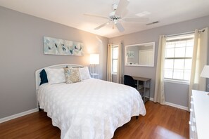 2 chambres, surmatelas, bureau, fer et planche à repasser