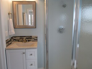 Shower, hair dryer, towels, soap - water at your back door (Cudjoe Key)