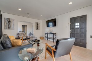 Smart-TV, Kamin, DVD-Player, Bücher