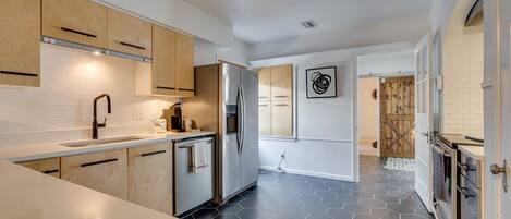 冷蔵庫、電子レンジ、オーブン、コンロ