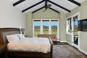 6 chambres, bureau, fer et planche à repasser, lit de bébé portatif