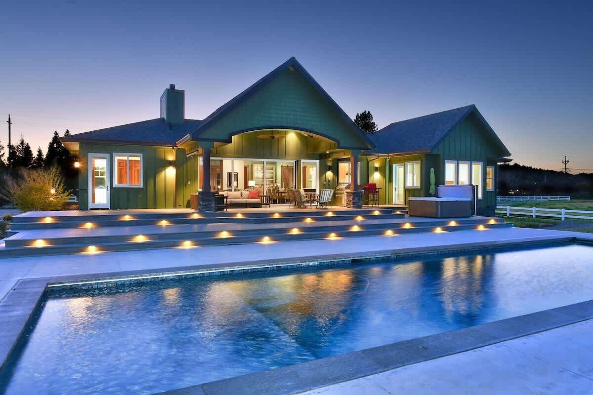 Lämmitetty uima-allas