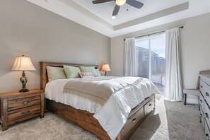 3 室のベッドルーム、デスク、WiFi、ベッドシーツ