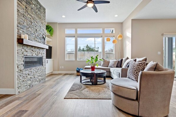 Smart TV, fireplace