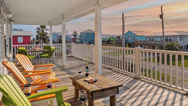 Outdoor dining - 🏖 3 Min Walk to the Beach 💦 Ice Machine  🌼 In Quiet Fort Morgan (Gulf Shores)