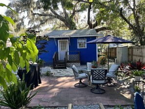 Outdoor dining - Oaktree Cottage in Mount Dora Historic District. (Mount Dora)