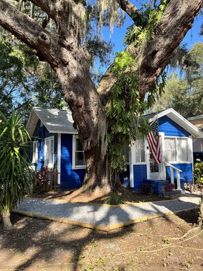 Unclassified image, 3 of 21, button - Oaktree Cottage in Mount Dora Historic District. (Mount Dora)