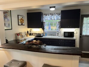 Fridge, microwave, oven, stovetop - Oaktree Cottage in Mount Dora Historic District. (Mount Dora)