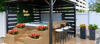 Charming home Near TPA and Bucs stadium! EV Charger and Jacuzzi!