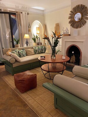 المنشأة من الداخل