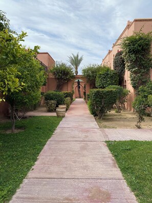 المنطقة المحيطة بالمنشأة