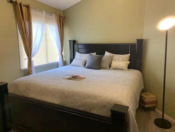 2 habitaciones, escritorio, tabla de planchar con plancha y wifi gratis 