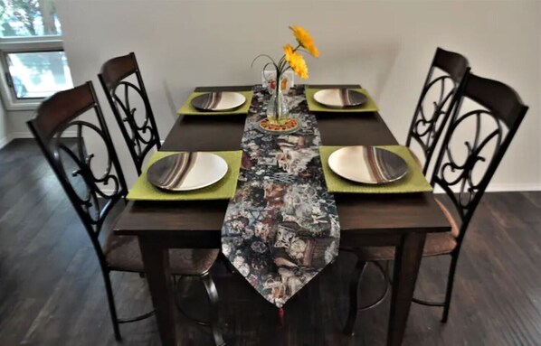 Enjoy meals with family and friends at this dining table, set for four with a classic design.