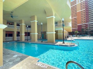 Una piscina al aire libre, una piscina climatizada