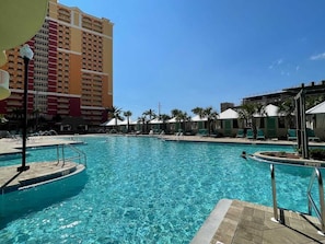 Alberca al aire libre y alberca climatizada