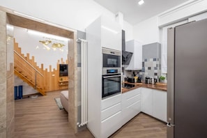 Geladeira, micro-ondas, fogão, cooktop