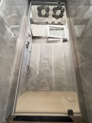 Shower, hair dryer, bidet, towels - Monem's House-door (Milano)