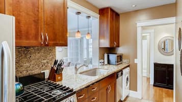 Een koelkast, een microgolfoven, een oven, een kookplaat