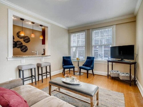 Historic 2BR Apt in ❤️ of DT Seattle Free Parking+