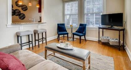 Historic 2BR Apt in ❤️ of DT Seattle Free Parking+